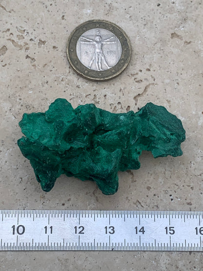 Malachite fibreuse, spécimen brut de 55mm x 30 x 28 - 35,7 grammes. Parfait pour une collection, exposition ou bijouterie, du velour naturel !