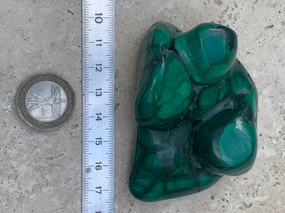 Malachite, spécimen avec nodules/ botryoïdes de 75mm x 54 x 30 - 207,7 grammes . Parfait pour une collection, exposition, décoration !