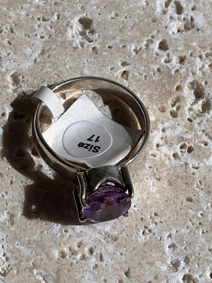 Superbe bague en Améthyste à facettes, sur monture en métal Argent 0.925, Taille 56. Superbe pierre, très belle réalisation !