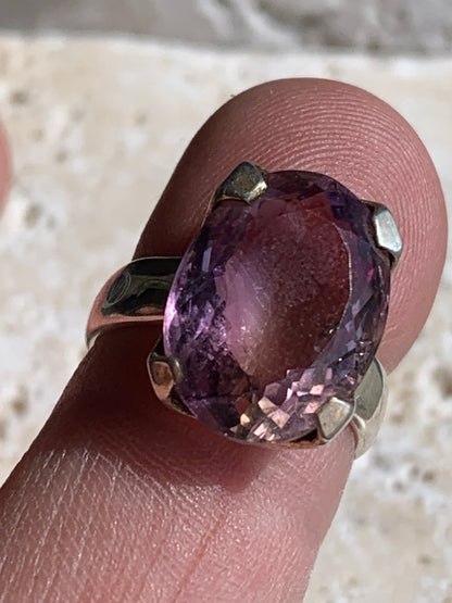 Superbe bague en Améthyste (pierre à facettes), sur monture en métal Argent 0.925 ! Superbe pierre, très belle réalisation. Réglable de 52 à 57 fr !