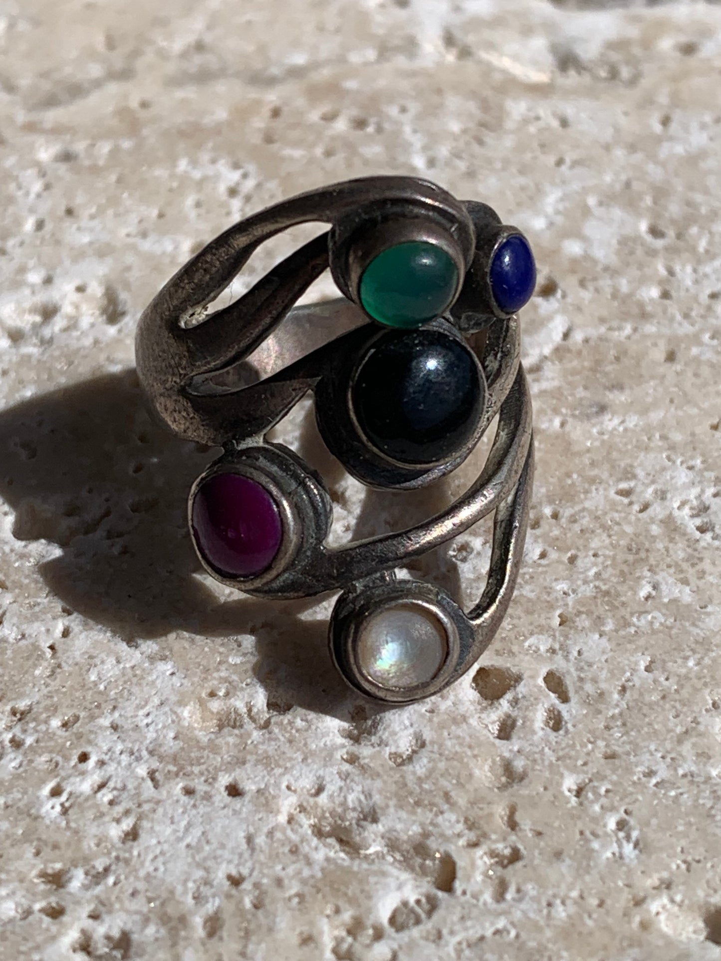 Élégante bague avec 5 pierres semi-précieuses montée Argent 0.925. Taille 54 Fr. Superbes petits cabochons ronds, très belle réalisation !