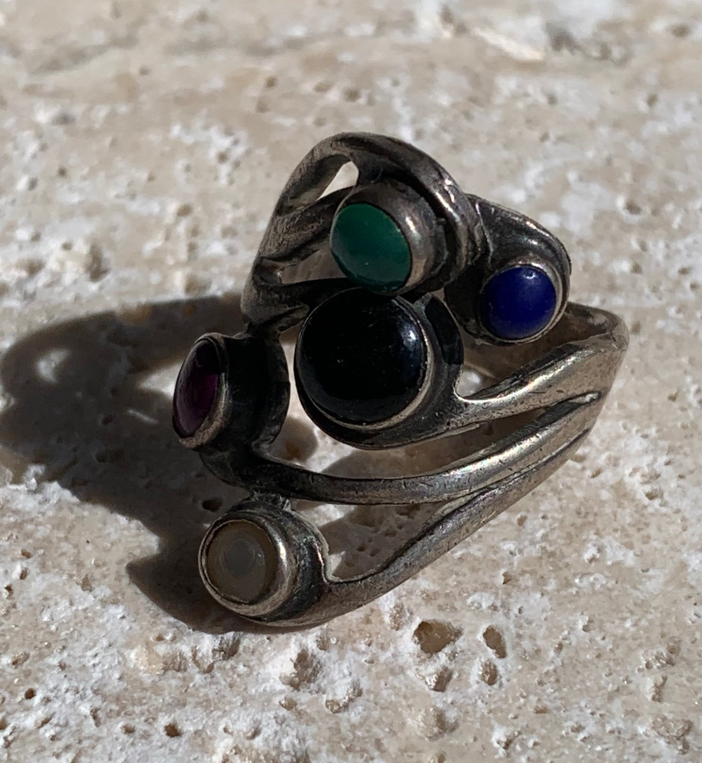 Élégante bague avec 5 pierres semi-précieuses montée Argent 0.925. Taille 54 Fr. Superbes petits cabochons ronds, très belle réalisation !