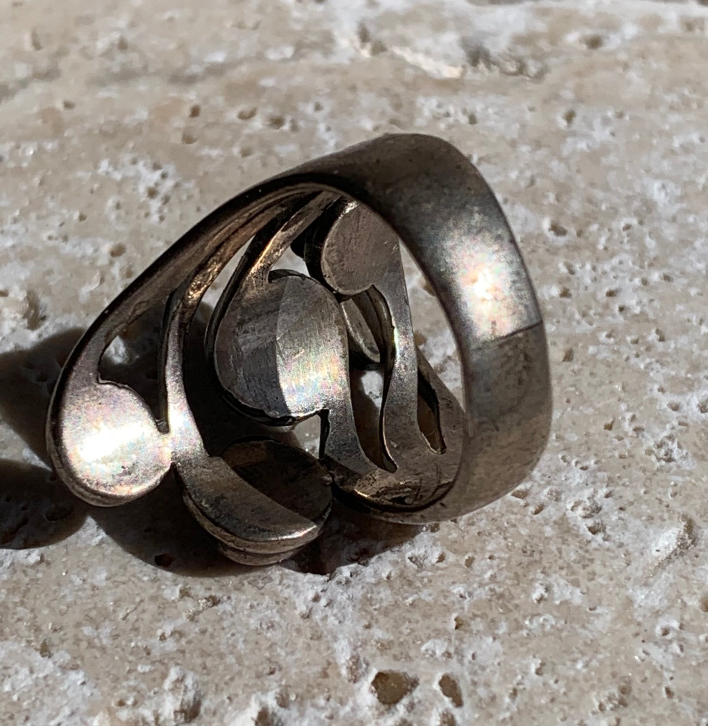 Élégante bague avec 5 pierres semi-précieuses montée Argent 0.925. Taille 54 Fr. Superbes petits cabochons ronds, très belle réalisation !