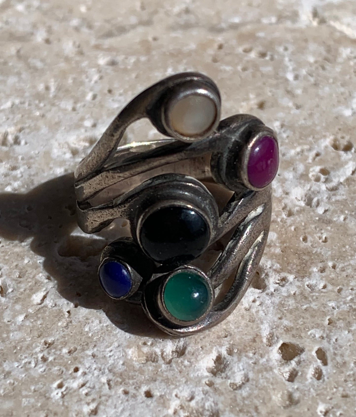 Élégante bague avec 5 pierres semi-précieuses montée Argent 0.925. Taille 54 Fr. Superbes petits cabochons ronds, très belle réalisation !