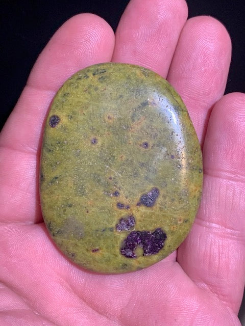 Stichite – Galet/ Pierre plate - 60 x 47 x 10 mm/ 42 gr.