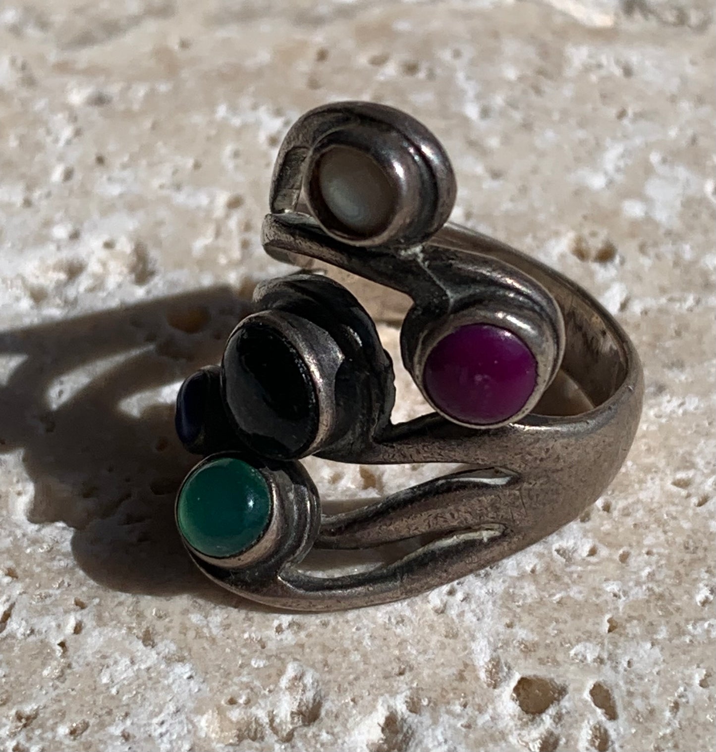 Élégante bague avec 5 pierres semi-précieuses montée Argent 0.925. Taille 54 Fr. Superbes petits cabochons ronds, très belle réalisation !