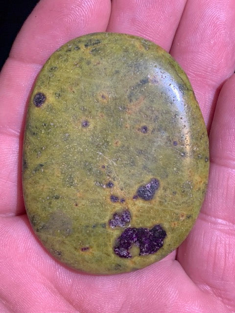 Stichite – Galet/ Pierre plate - 60 x 47 x 10 mm/ 42 gr.