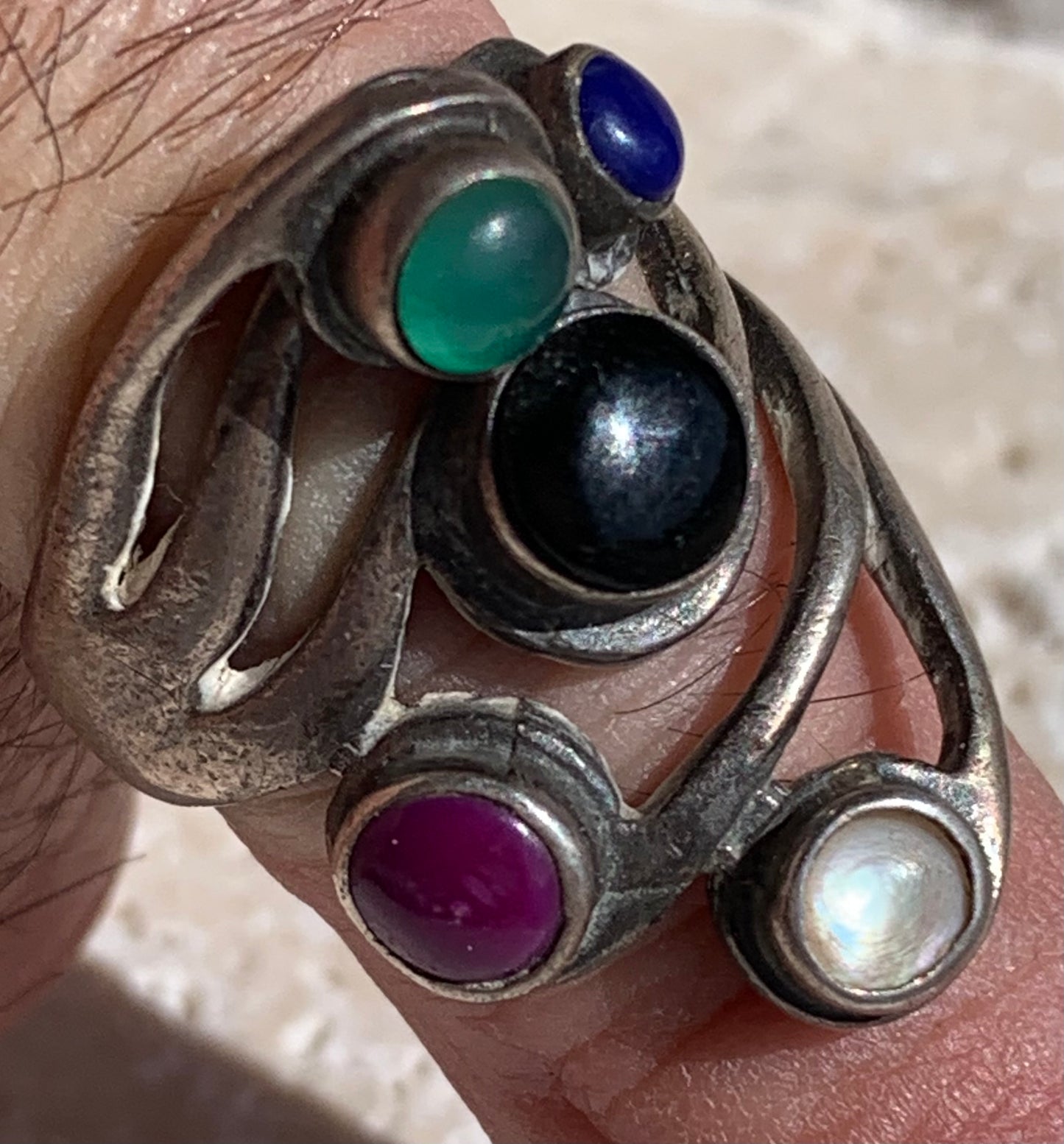 Élégante bague avec 5 pierres semi-précieuses montée Argent 0.925. Taille 54 Fr. Superbes petits cabochons ronds, très belle réalisation !