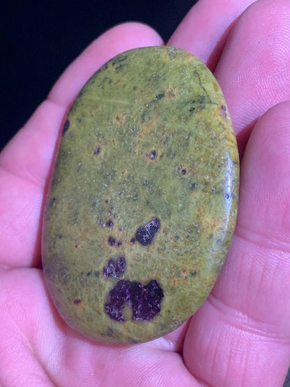 Stichite – Galet/ Pierre plate - 60 x 47 x 10 mm/ 42 gr.