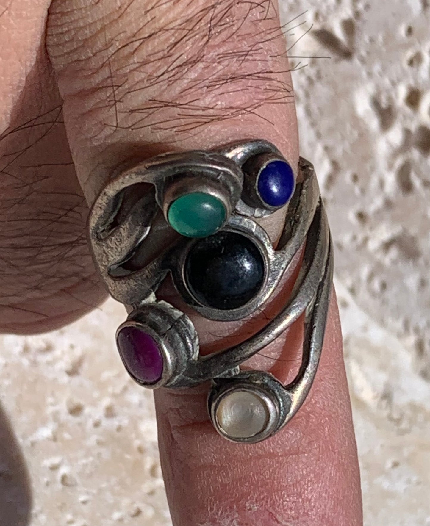 Élégante bague avec 5 pierres semi-précieuses montée Argent 0.925. Taille 54 Fr. Superbes petits cabochons ronds, très belle réalisation !