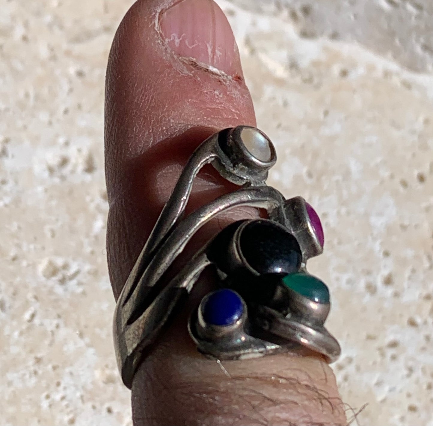 Élégante bague avec 5 pierres semi-précieuses montée Argent 0.925. Taille 54 Fr. Superbes petits cabochons ronds, très belle réalisation !