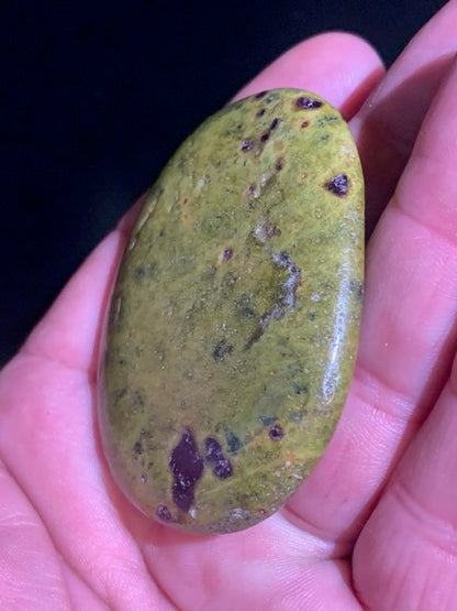 Stichite – Galet/ Pierre plate - 60 x 47 x 10 mm/ 42 gr.