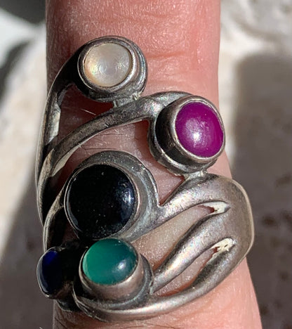 Élégante bague avec 5 pierres semi-précieuses montée Argent 0.925. Taille 54 Fr. Superbes petits cabochons ronds, très belle réalisation !