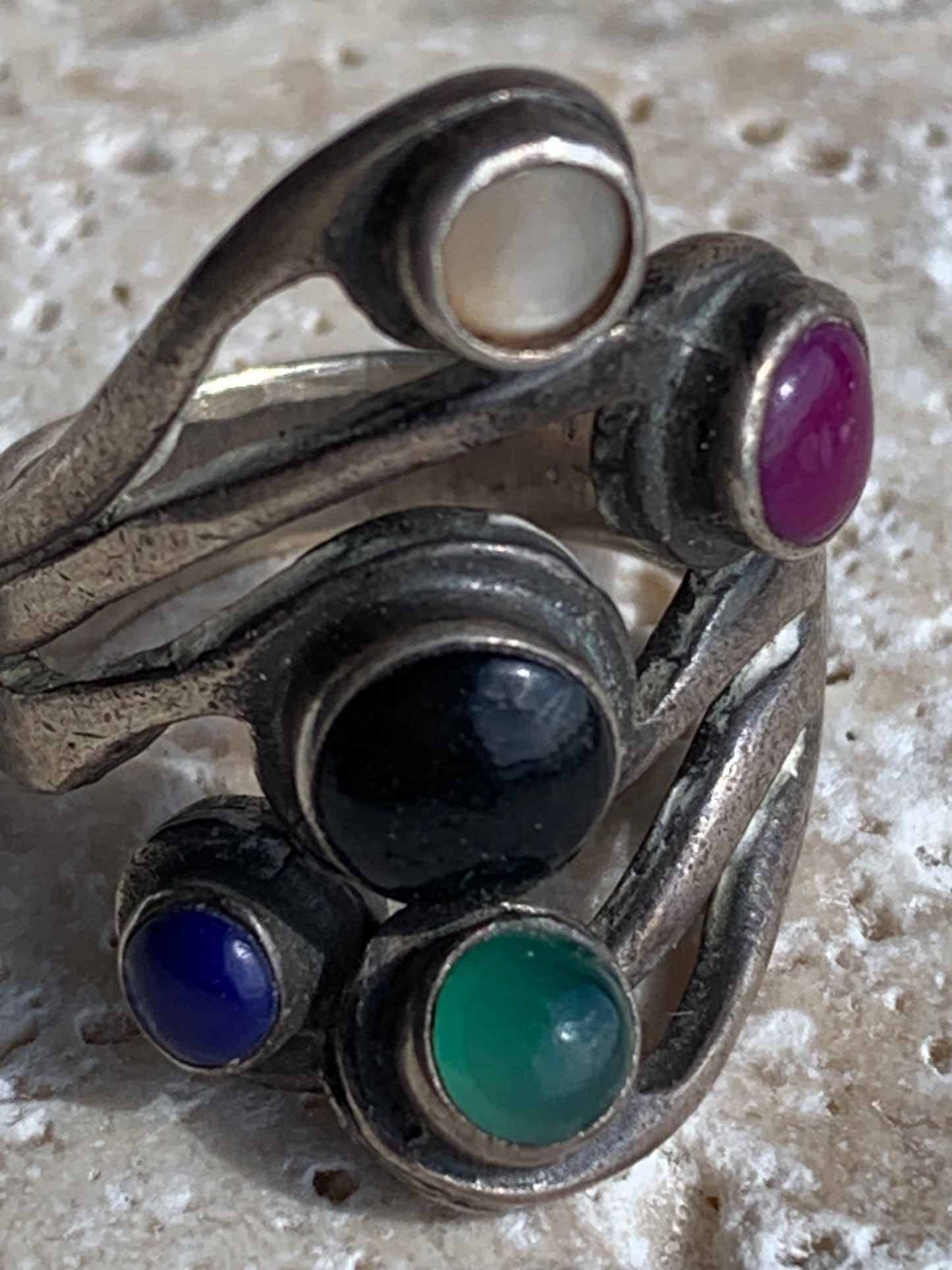 Élégante bague avec 5 pierres semi-précieuses montée Argent 0.925. Taille 54 Fr. Superbes petits cabochons ronds, très belle réalisation !