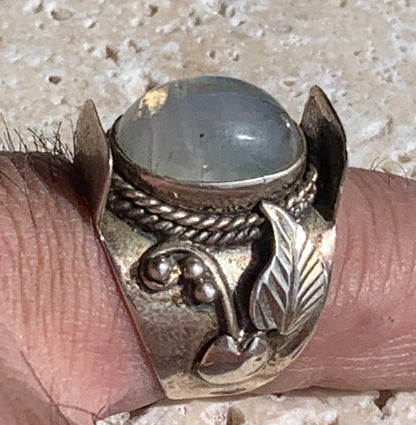 Superbe bague en labradorite blanche avec métal gravé y compris sur l'anneau, taille 56, montée Argent 925. Superbe pierre, très belle réalisation avec détails incroyables !