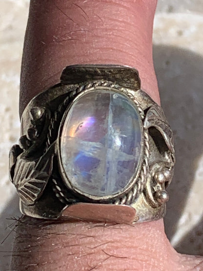 Superbe bague en labradorite blanche avec métal gravé y compris sur l'anneau, taille 56, montée Argent 925. Superbe pierre, très belle réalisation avec détails incroyables !