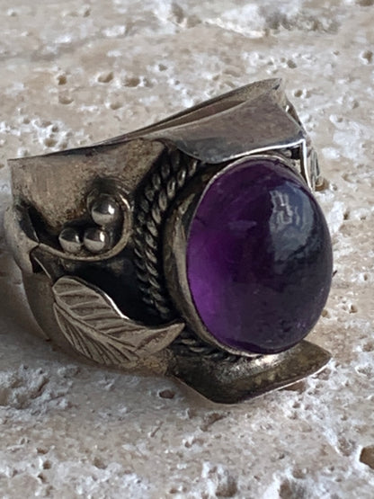 Superbe bague en améthyste avec métal gravé y compris sur l'anneau, montée Argent 0.925. Superbe pierre, très belle réalisation ! Taille de 57 fr !