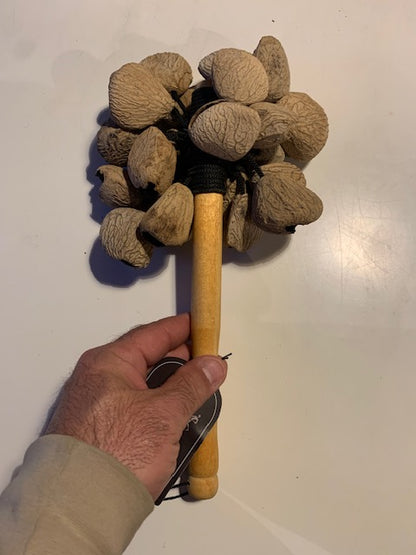 Hochets avec manche en bois et coquilles de graines, construction très robuste - 4 graines au choix