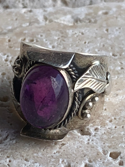 Superbe bague en améthyste avec métal gravé y compris sur l'anneau, montée Argent 0.925. Superbe pierre, très belle réalisation ! Taille de 57 fr !