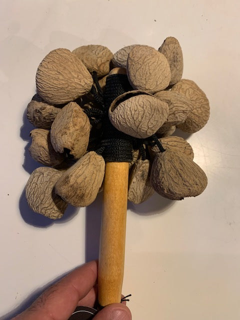 Hochets avec manche en bois et coquilles de graines, construction très robuste - 4 graines au choix