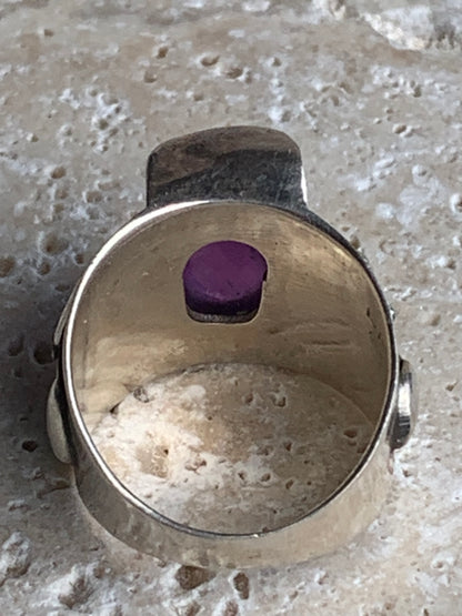 Superbe bague en améthyste avec métal gravé y compris sur l'anneau, montée Argent 0.925. Superbe pierre, très belle réalisation ! Taille de 57 fr !