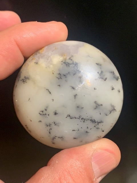 Agate dentritique ou dentrique - Galet de taille L : 52 x 26 millimètres - 86,7 grammes