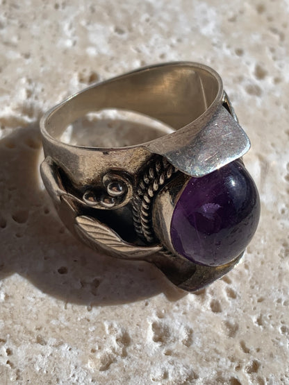 Superbe bague en améthyste avec métal gravé y compris sur l'anneau, montée Argent 0.925. Superbe pierre, très belle réalisation ! Taille de 57 fr !