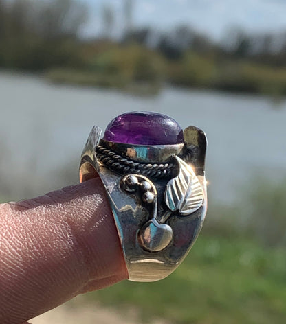 Superbe bague en améthyste avec métal gravé y compris sur l'anneau, montée Argent 0.925. Superbe pierre, très belle réalisation ! Taille de 57 fr !