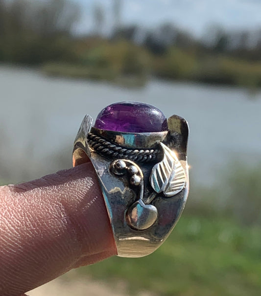 Superbe bague en améthyste avec métal gravé y compris sur l'anneau, montée Argent 0.925. Superbe pierre, très belle réalisation ! Taille de 57 fr !