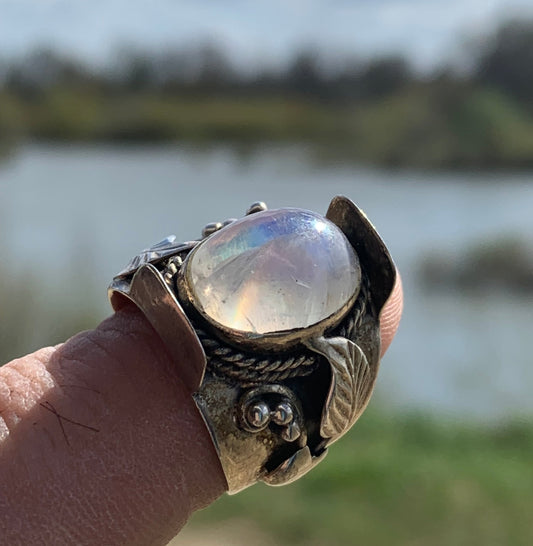 Superbe bague en labradorite blanche avec métal gravé y compris sur l'anneau, taille 56, montée Argent 925. Superbe pierre, très belle réalisation avec détails incroyables !