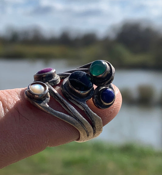 Élégante bague avec 5 pierres semi-précieuses montée Argent 0.925. Taille 54 Fr. Superbes petits cabochons ronds, très belle réalisation !