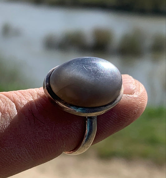 Superbe bague en Pierre de lune grise d'Inde, montée Argent 0.925, taille 56. Superbe pierre au reflets brillants !