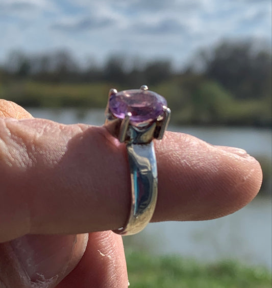 Superbe bague en Améthyste à facettes, sur monture en métal Argent 0.925, Taille 56. Superbe pierre, très belle réalisation !