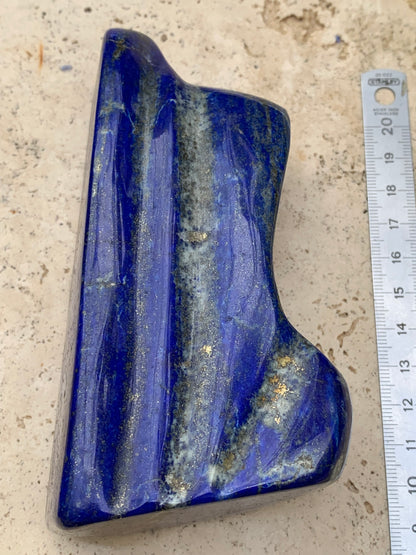 Lapis lazuli, forme libre polie de 131 x 68 x 48 mm - 706 grammes. Un bleu envoûtant et fascinant, pierre des pharaons !