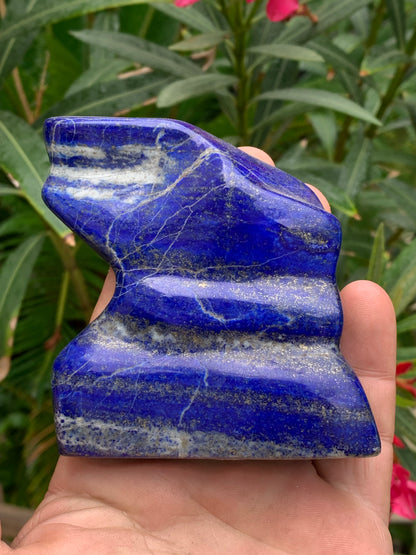Lapis lazuli, forme libre polie de 91 x 81 x 28 mm - 322 grammes. Un bleu envoûtant et fascinant, pierre des pharaons !
