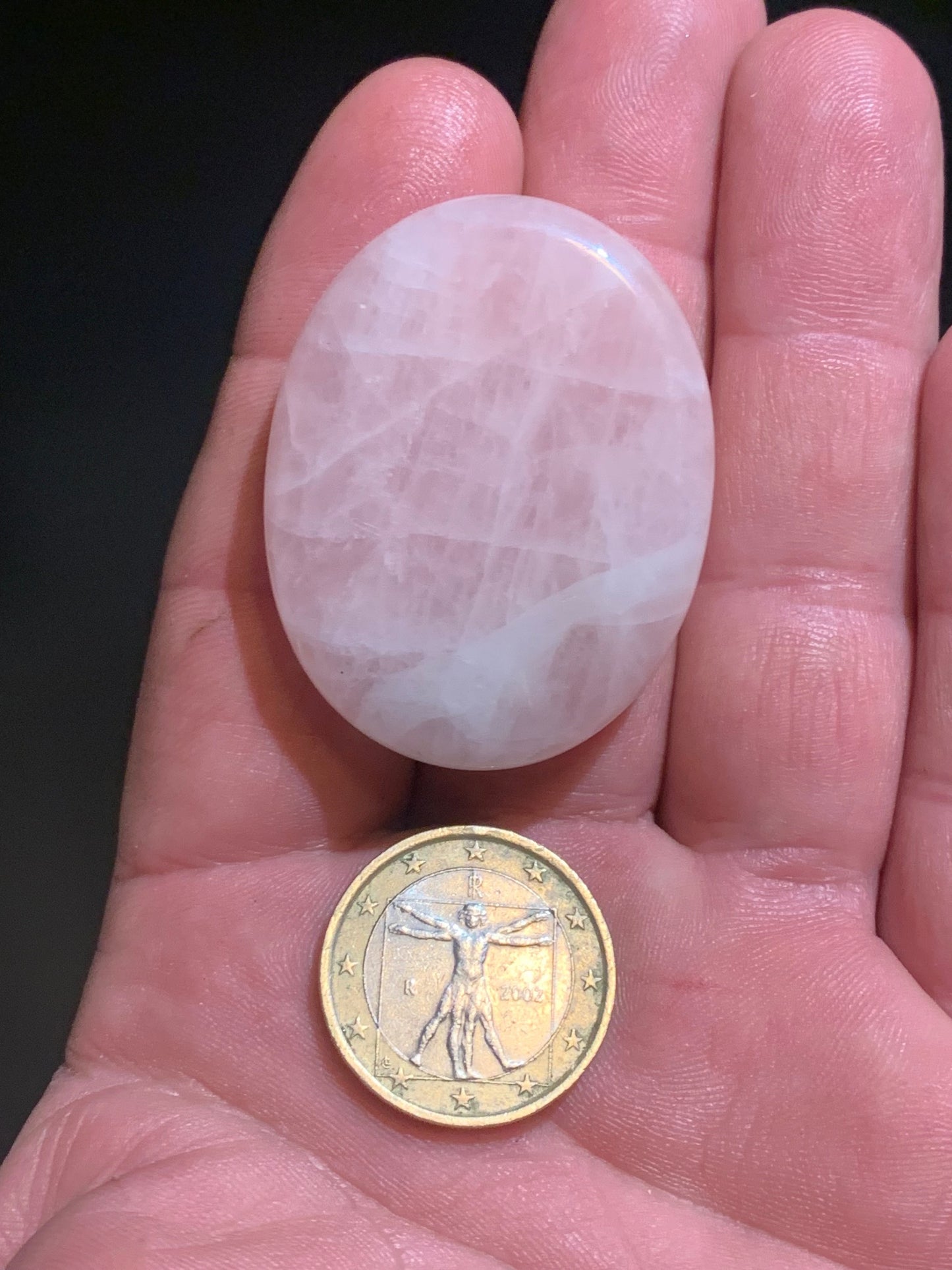 Quartz rose – Galet poli / pierre plate ergonomique (1 face bombée, 1 face incurvée) – 45 × 35 × 10 mm – 27,1 g