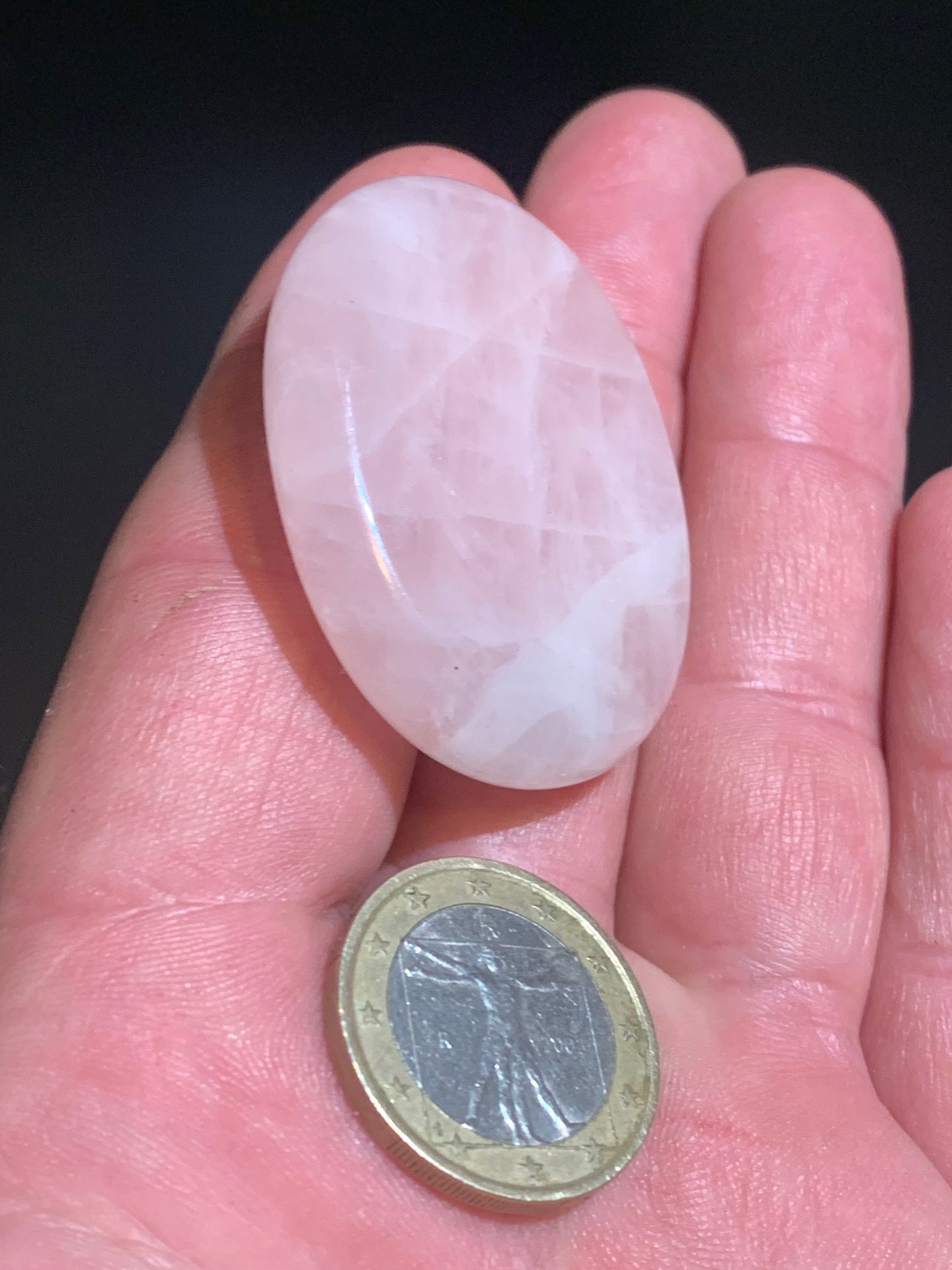 Quartz rose – Galet poli / pierre plate ergonomique (1 face bombée, 1 face incurvée) – 45 × 35 × 10 mm – 27,1 g