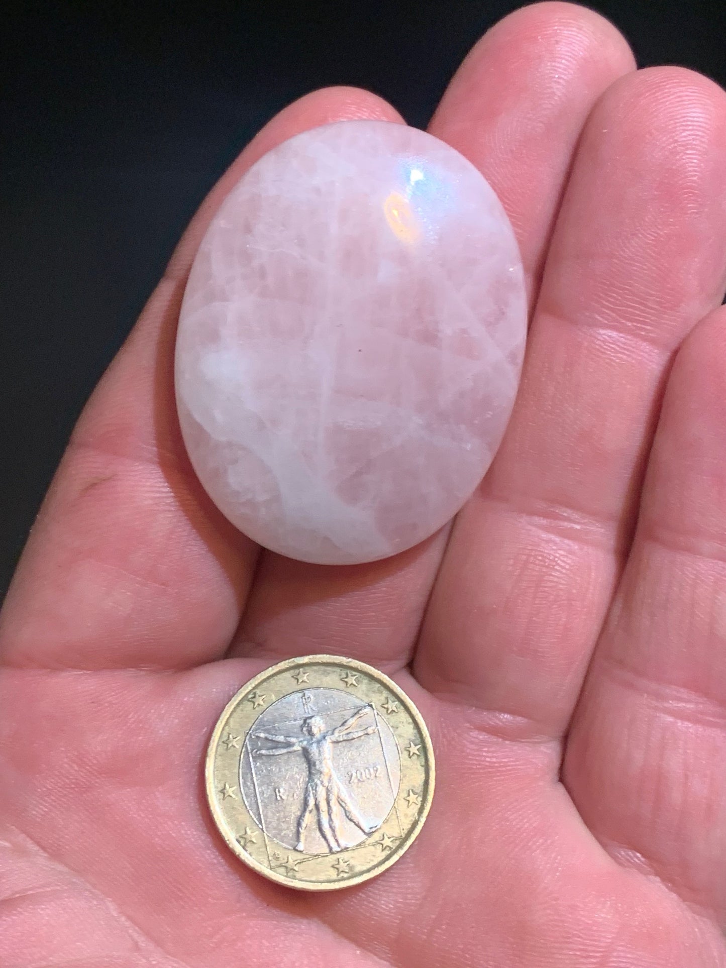 Quartz rose – Galet poli / pierre plate ergonomique (1 face bombée, 1 face incurvée) – 45 × 35 × 10 mm – 27,1 g