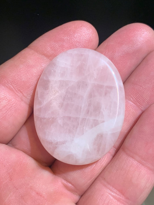 Quartz rose – Galet poli / pierre plate ergonomique (1 face bombée, 1 face incurvée) – 45 × 35 × 10 mm – 27,1 g
