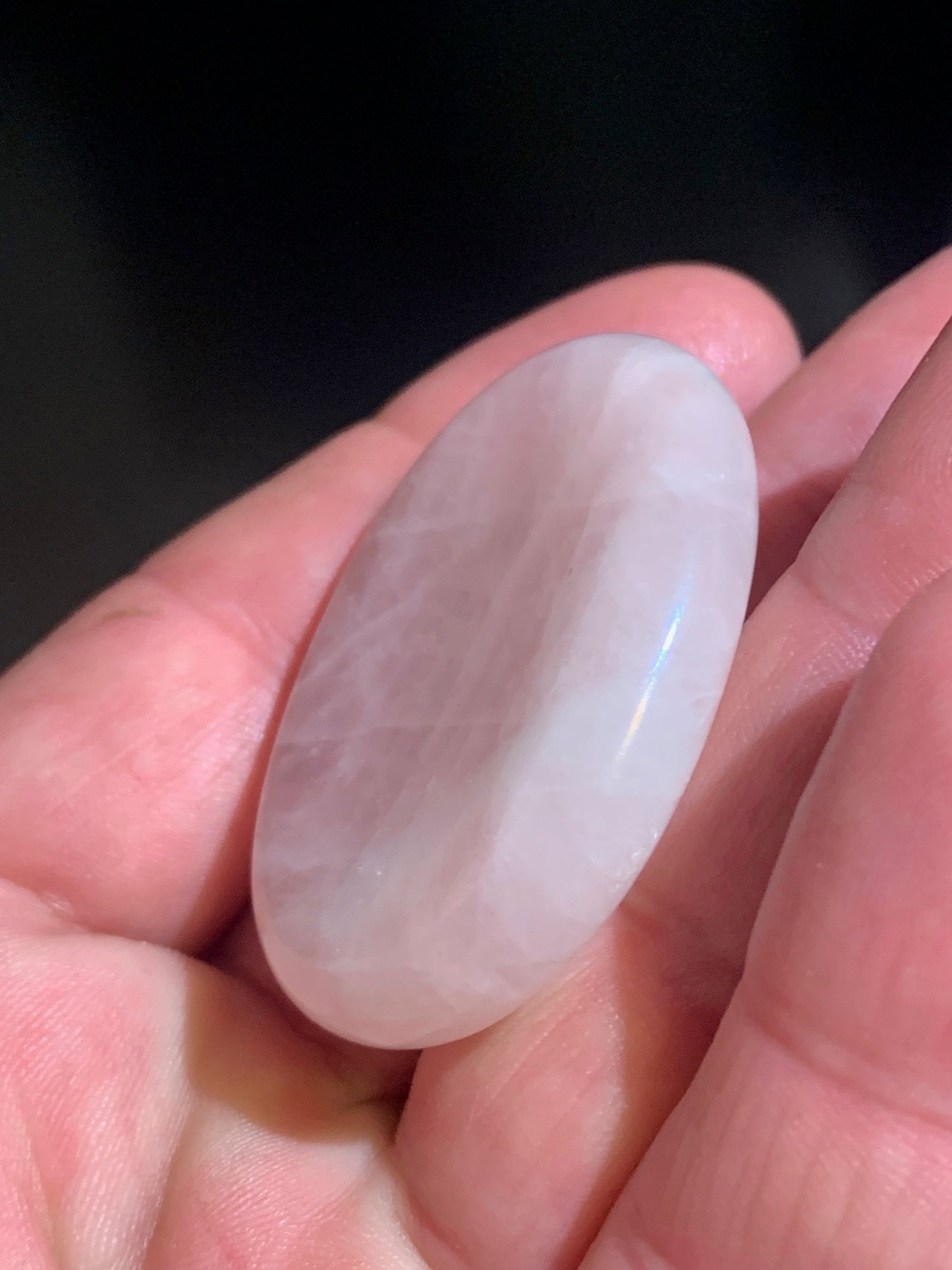 Quartz rose – Galet poli / pierre plate ergonomique (1 face bombée, 1 face incurvée) – 45 × 35 × 10 mm – 27,1 g