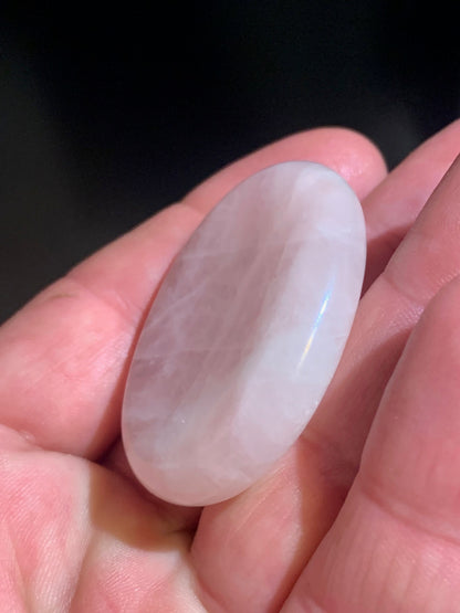 Quartz rose – Galet poli / pierre plate ergonomique (1 face bombée, 1 face incurvée) – 45 × 35 × 10 mm – 27,1 g