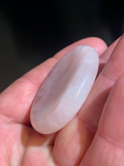 Quartz rose – Galet poli / pierre plate ergonomique (1 face bombée, 1 face incurvée) – 45 × 35 × 10 mm – 27,1 g