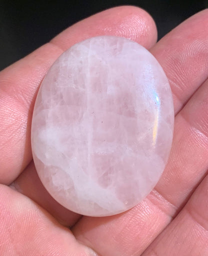 Quartz rose – Galet poli / pierre plate ergonomique (1 face bombée, 1 face incurvée) – 45 × 35 × 10 mm – 27,1 g