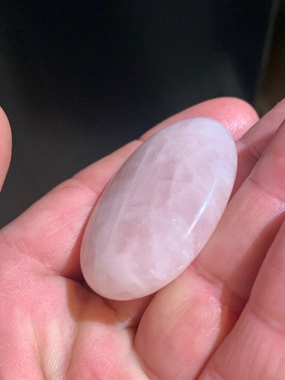 Quartz rose – Galet poli / pierre plate ergonomique (1 face bombée, 1 face incurvée) – 45 × 35 × 10 mm – 27,1 g