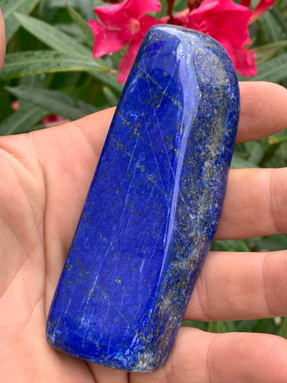 Lapis lazuli, forme libre polie de 109 x 40 x 20 mm - 193,3 grammes. Un bleu envoûtant et fascinant, pierre des pharaons !