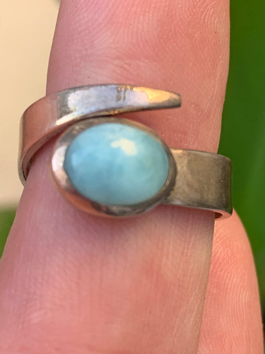 Superbe bague en Larimar, montée Argent 0.925. Superbe pierre au bleu qui rappelle l'océan ! Très belle réalisation ! Taille réglable/ ajustable de 52 à 60 !
