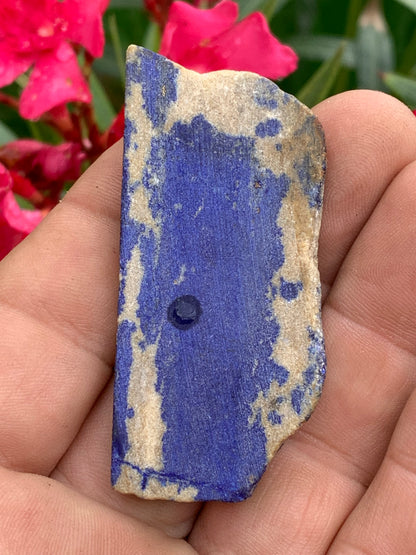Lapis lazuli, tranche brute et natruelle de 65 x 30 x 9 mm - 33 grammes. Un bleu envoûtant et fascinant, pierre des pharaons !