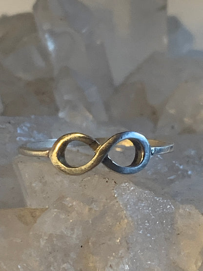 Bague avec symbole 'infini'. Fait en Argent 0.925. Superbe petite pièce fine et élégante ! Taille 56