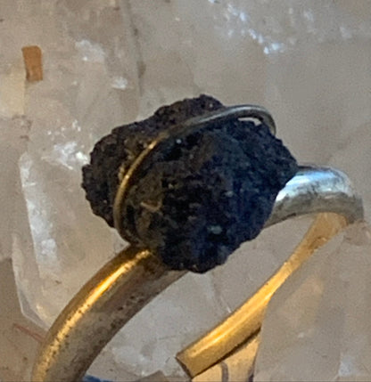 Bague en azurite, en Argent 0.925. Superbe pierre brute à l'origine du lapis lazuli ! Réglable de la taille 53 à 60 Fr.