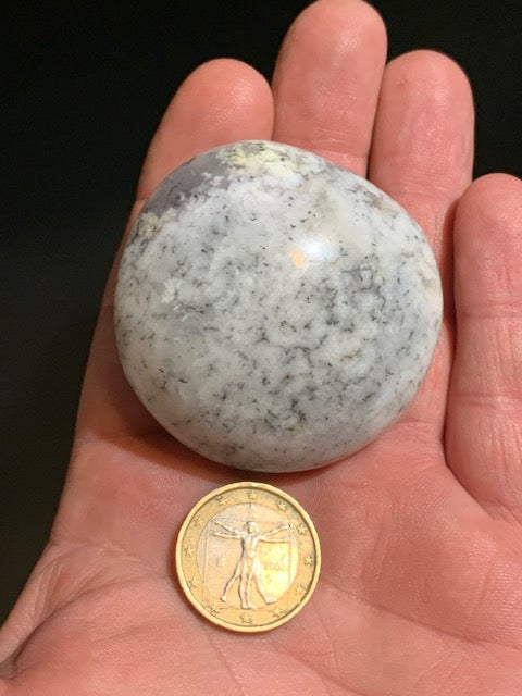 Agate dentritique ou dentrique - Galet de taille L : 54 x 53 x 28 millimètres - 100,1 grammes